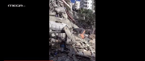 Σεισμός στην Τουρκία: Η σπαρακτική κραυγή ενός πατέρα που σκάβει μέσα στα ερείπια για να βρει τις κόρες του