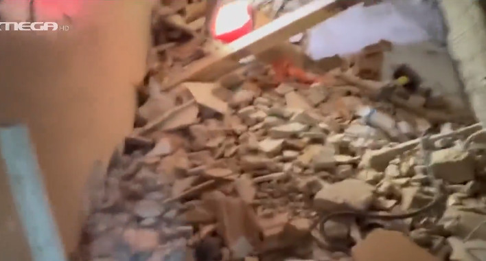 Σεισμός στην Τουρκία: Η συγκλονιστική στιγμή που διασώστης εντοπίζει ζωντανό μέσα στα χαλάσματα