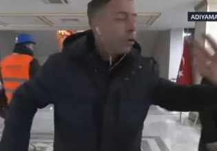 Σεισμός στην Τουρκία: Χαμός με ρεπόρτερ – Κρύβει το μικρόφωνο για να μην ακουστούν διαμαρτυρίες κατά του Ερντογάν