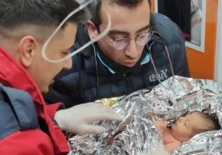 Σεισμός στην Τουρκία: Πώς επέζησε θαμμένη κάτω από τα χαλάσματα με τον 10 ημερών γιο της