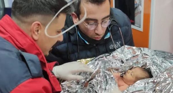 Σεισμός στην Τουρκία: Πώς επέζησε θαμμένη κάτω από τα χαλάσματα με τον 10 ημερών γιο της