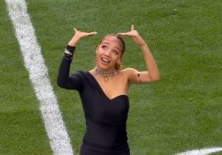 Super Bowl: Η μεταφράστρια νοηματικής στο σόου της Ριάνα έκλεψε την παράσταση