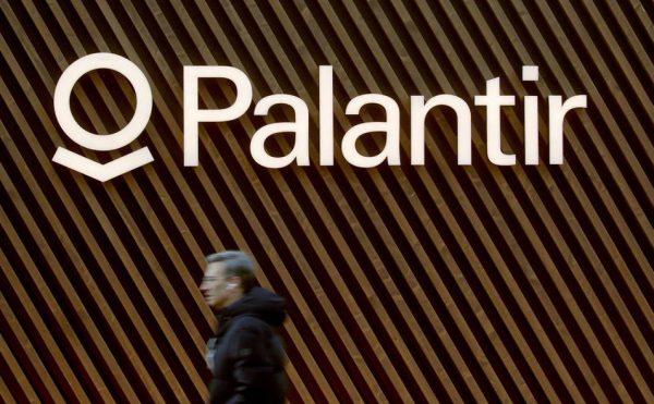 Palantir, η εταιρεία που βοηθά την εμπόλεμη Ουκρανία να σημαδεύει