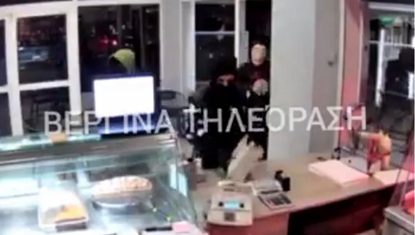 Θεσσαλονίκη: Βίντεο ντοκουμέντο - Κουκουλοφόροι ξηλώνουν την ταμειακή μπροστά στον ιδιοκτήτη καταστήματος