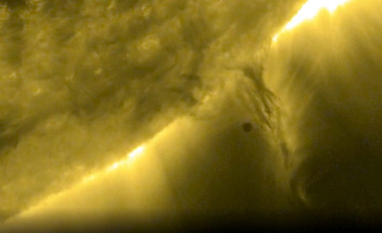 Βίντεο: Ο Ερμής περνά μπροστά από τον Ήλιο σαν μυγάκι δίπλα σε λάμπα