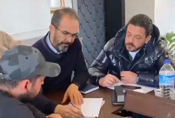 Τουρκία: Βουλευτής του Ερντογάν έφτιαξε σε… κόλλα Α4 το σχέδιο ανοικοδόμησης σεισμόπληκτης περιοχής [βίντεο]