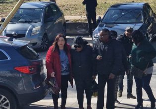 Θεσσαλονίκη: Υποβασταζόμενη η μητέρα παρέλαβε τη σορό της 2,5 ετών κόρης της που ξεψύχησε σε βρεφοκομείο