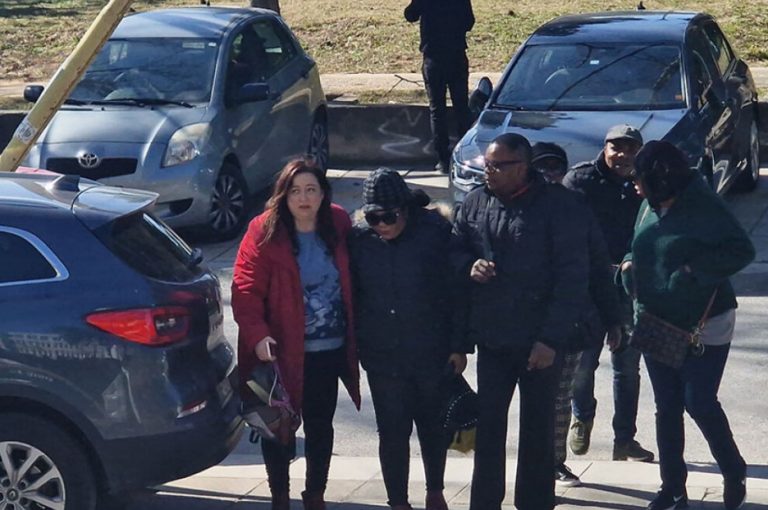 Θεσσαλονίκη: Υποβασταζόμενη η μητέρα παρέλαβε τη σορό της 2,5 ετών κόρης της που ξεψύχησε σε βρεφοκομείο