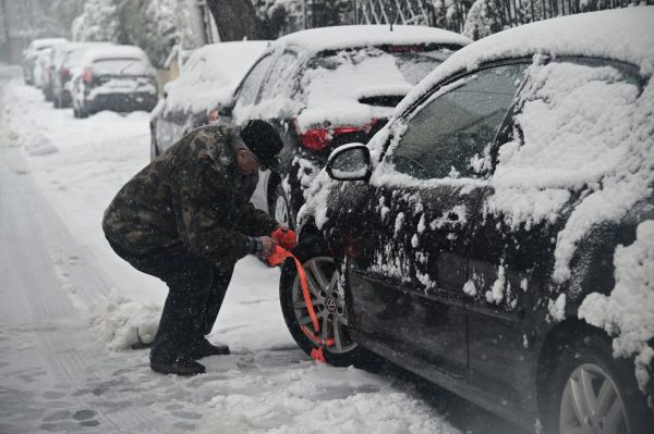 Κακοκαιρία Μπάρμπαρα: Kλήσεις στην Πυροσβεστική για απεγκλωβισμούς – Σε ασφαλές σημείο οδηγός