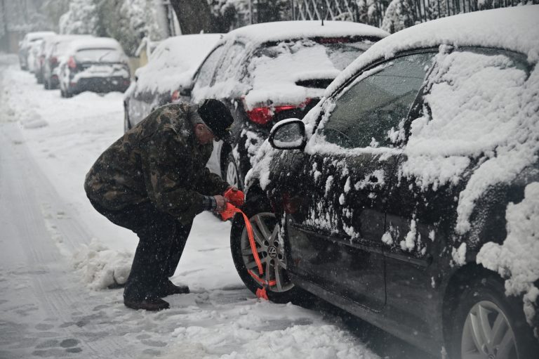 Κακοκαιρία Μπάρμπαρα: Kλήσεις στην Πυροσβεστική για απεγκλωβισμούς – Σε ασφαλές σημείο οδηγός