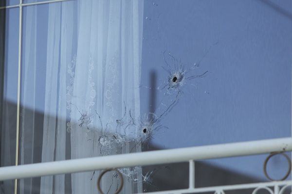 Αγ. Βαρβάρα: Η στιγμή που οι δράστες «γαζώνουν» τα τέσσερα σπίτια με καλάσνικοφ
