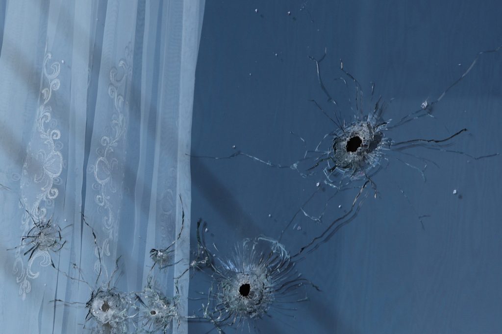 Αγία Βαρβάρα: «Γάζωσαν» το σαλόνι της με σφαίρες – Πώς γλίτωσε