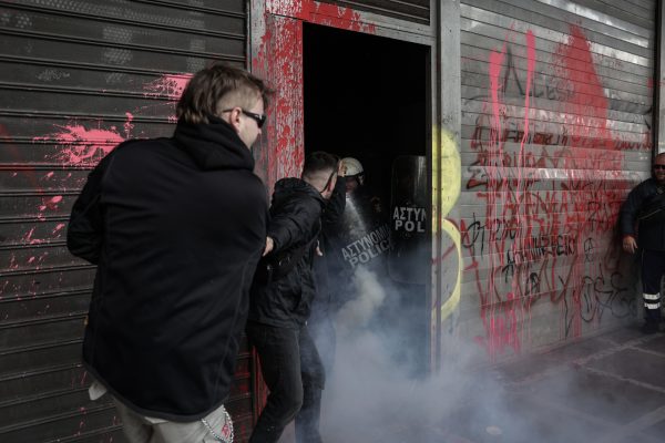 Επεισόδια έξω από το υπουργείο Εργασίας – Διαδηλωτής τραυματίστηκε στο κεφάλι