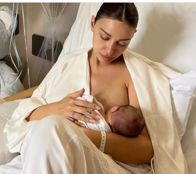 Ελένη Φουρέιρα: Με το νεογέννητο στην αγκαλιά εύχεται στους ερωτευμένους