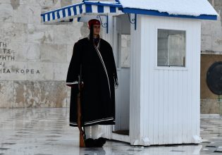 Κακοκαιρία «Μπάρμπαρα»: Αγέρωχοι στις χαμηλές θερμοκρασίες οι Εύζωνες της Προεδρικής Φρουράς