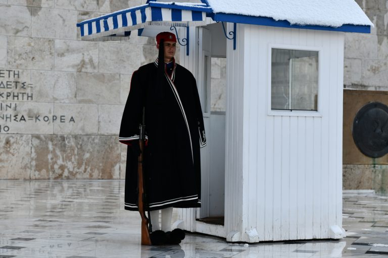 Κακοκαιρία «Μπάρμπαρα»: Αγέρωχοι στις χαμηλές θερμοκρασίες οι Εύζωνες της Προεδρικής Φρουράς