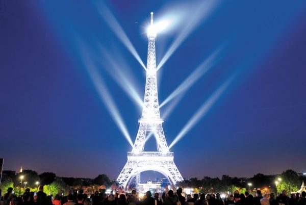 Γαλλία: Στα χρώματα της ουκρανικής σημαίας ο Πύργος του Άιφελ από το βράδυ της Πέμπτης