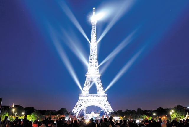 Γαλλία: Στα χρώματα της ουκρανικής σημαίας ο Πύργος του Άιφελ από το βράδυ της Πέμπτης