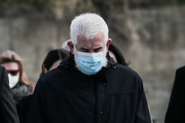 Πέτρος Φιλιππίδης: Η στιγμή που αποχωρεί με μεγάλη ταχύτητα από το γραφείο του δικηγόρου του