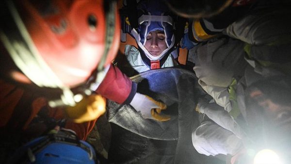 Σεισμός στην Τουρκία: Μια 17χρονη ανασύρθηκε ζωντανή μετά από 90 ώρες