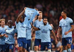 Πως αντέδρασαν οι οπαδοί της Μπρέντφορντ στην αφιέρωση για τον Κανός (pics)