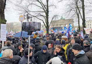 Γερμανία: Διαδήλωσαν κατά της αποστολής όπλων στην Ουκρανία – Θέλουν διαπραγματεύσεις με την Ρωσία