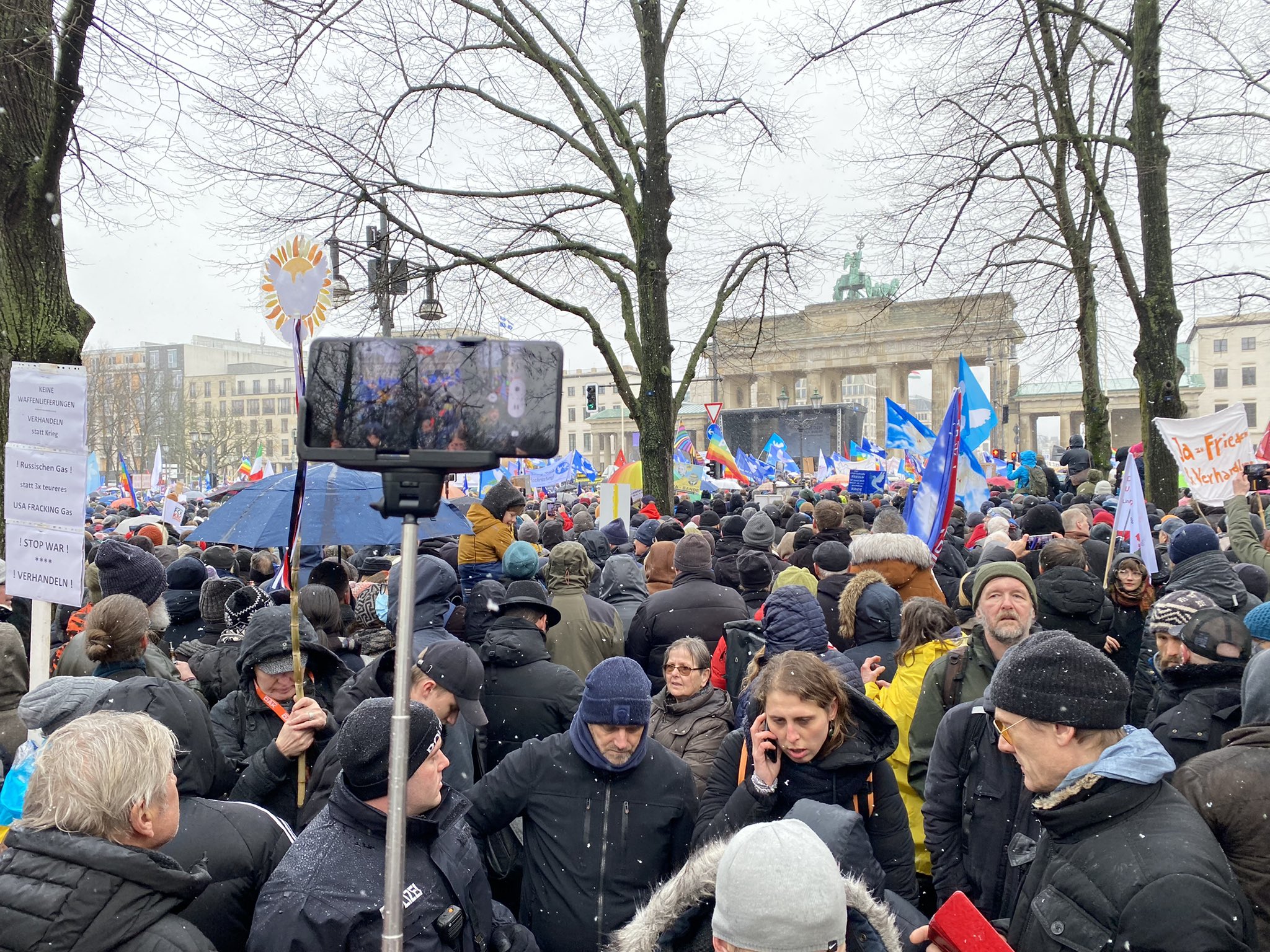 Γερμανία: Διαδήλωσαν κατά της αποστολής όπλων στην Ουκρανία - Θέλουν διαπραγματεύσεις με την Ρωσία
