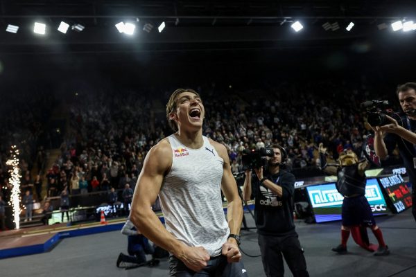 Νέο παγκόσμιο ρεκόρ από τον μυθικό Ντουπλάντις – Συμπλήρωσε 60 άλματα πάνω από τα 6 μέτρα