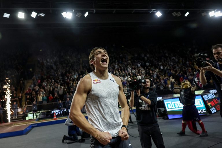 Νέο παγκόσμιο ρεκόρ από τον μυθικό Ντουπλάντις – Συμπλήρωσε 60 άλματα πάνω από τα 6 μέτρα