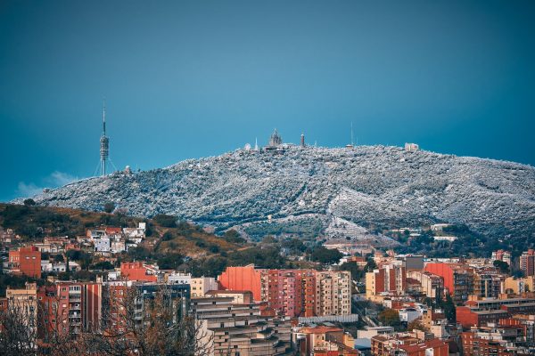 Βαρκελώνη: «Ντυμένη» στα λευκά – Εντυπωσιακό βίντεο με το σπάνιο θέαμα