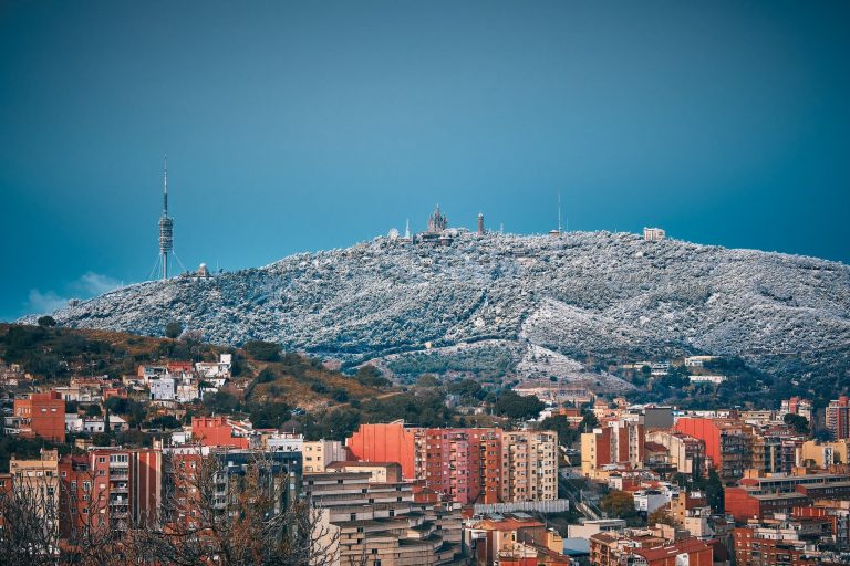 Βαρκελώνη: «Ντυμένη» στα λευκά – Εντυπωσιακό βίντεο με το σπάνιο θέαμα