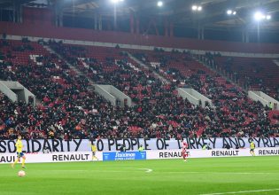 Συγκινητικό μήνυμα στο Καραϊσκάκη: «Αλληλεγγύη στους ανθρώπους Τουρκίας και Συρίας»