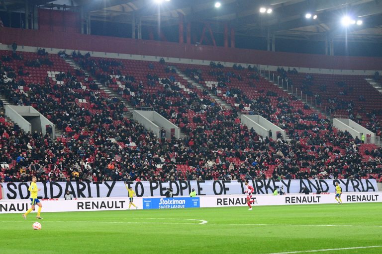 Συγκινητικό μήνυμα στο Καραϊσκάκη: «Αλληλεγγύη στους ανθρώπους Τουρκίας και Συρίας»