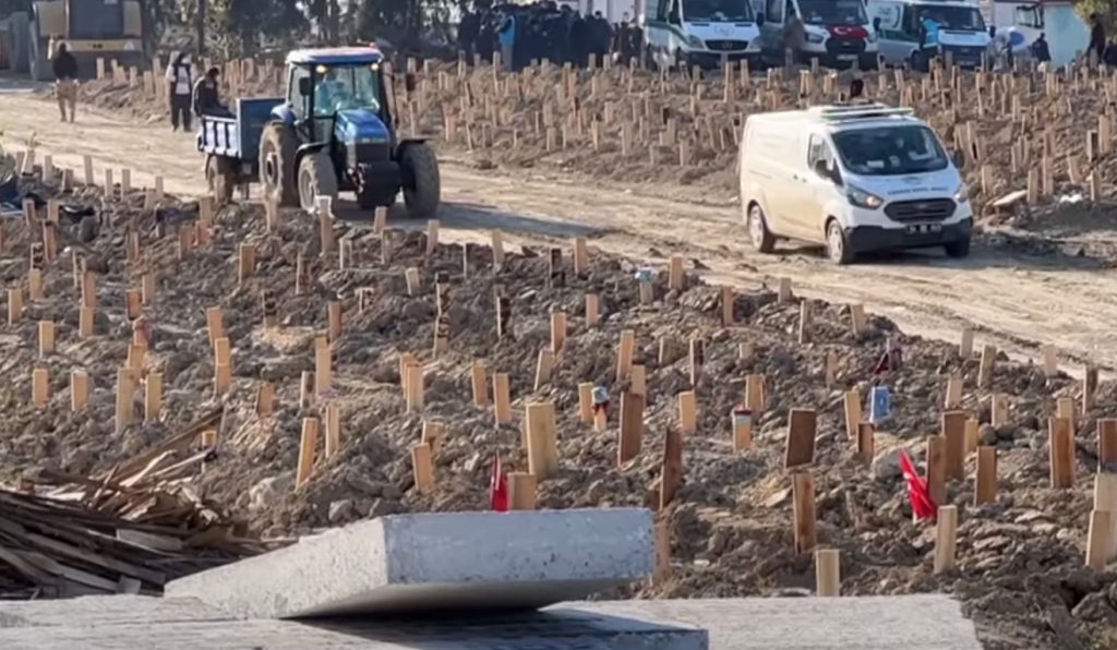 Σεισμός στην Τουρκία: Γέμισε μαζικούς τάφους η Αντιόχεια – Αγνώστων στοιχείων οι σοροί