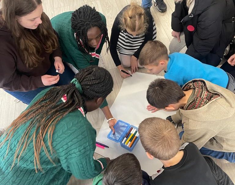 Δομή Ελευσίνας: Τα προσφυγόπουλα από την Ουκρανία έπαιξαν με τους καινούργιους φίλους τους