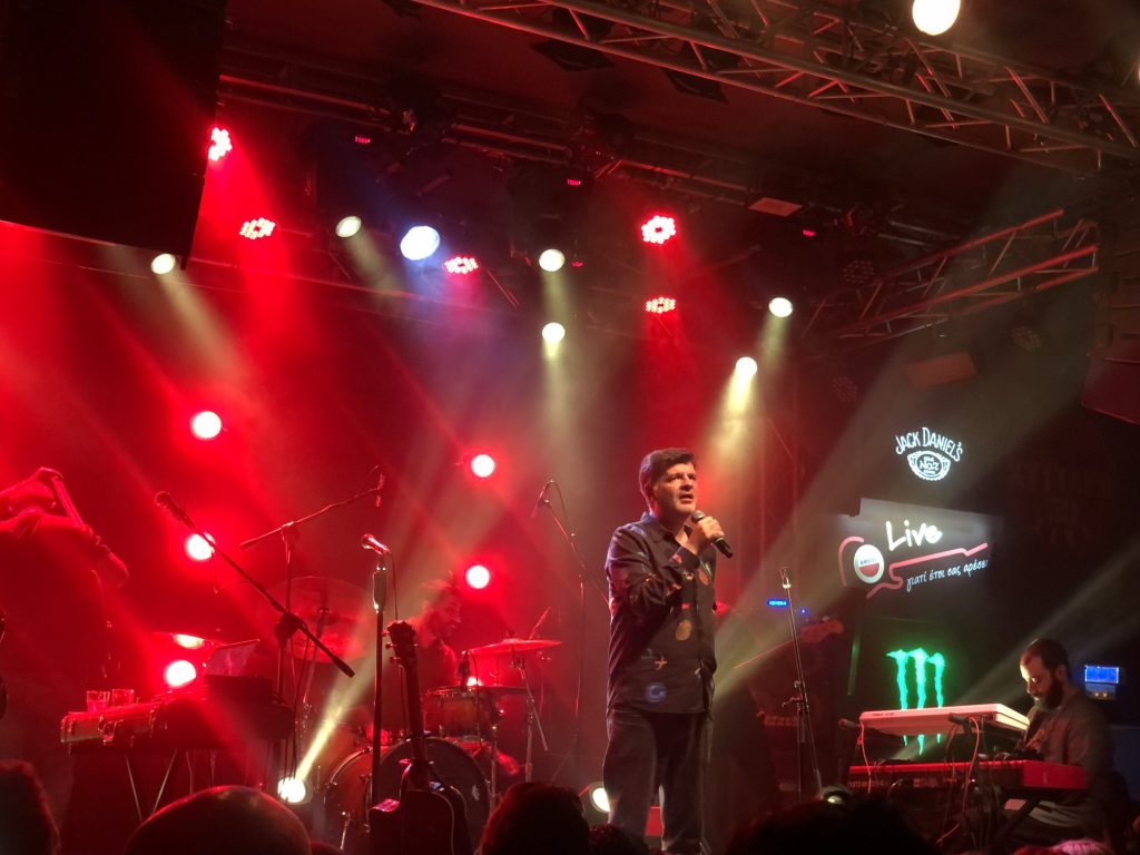 Ο Φοίβος Δεληβοριάς αναμετρήθηκε με την μουσική ιστορία στο Κύτταρο και βγήκε… «ζωντανός» [φωτογραφίες & βίντεο]