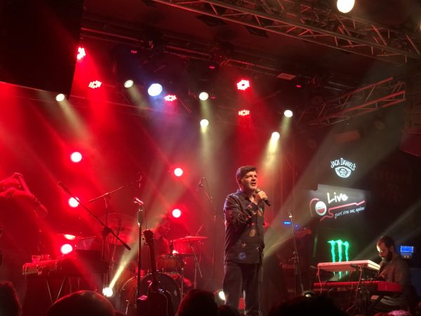 Ο Φοίβος Δεληβοριάς αναμετρήθηκε με την μουσική ιστορία στο Κύτταρο και βγήκε… «ζωντανός» [φωτογραφίες & βίντεο]