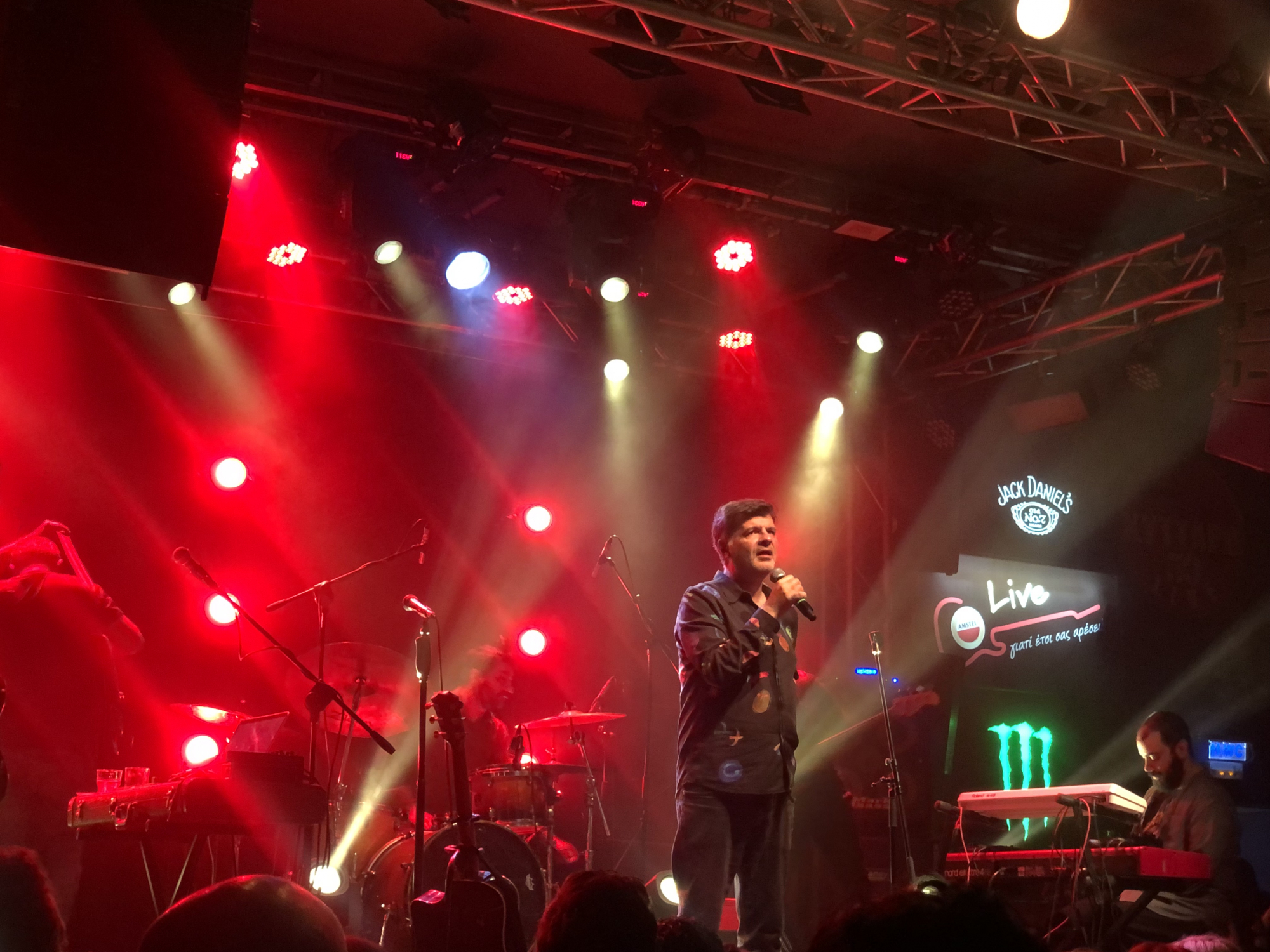 Ο Φοίβος Δεληβοριάς αναμετρήθηκε με την μουσική ιστορία στο Κύτταρο και βγήκε… «ζωντανός» [φωτογραφίες & βίντεο]