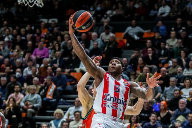 Με εκπληκτικό δεύτερο ημίχρονο ο Ολυμπιακός συνέχισε το τρομερό σερί του