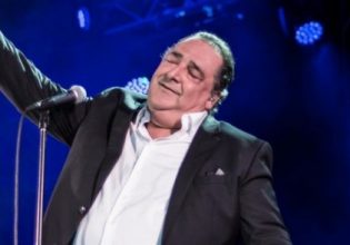 Βασίλης Καρράς: Mε λευκά μαλλιά και μούσια – Αγνώριστος ο τραγουδιστής μετά το χειρουργείο