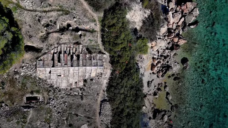 Η γαλάζια πολιτεία των νεκρών: Οι Κατακόμβες της Κορινθίας που θα ζήλευε και ο Indiana Jones