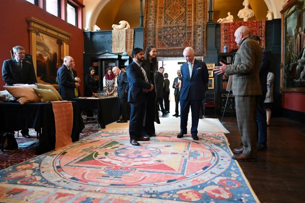 Κάρολος: Η τρύπια κάλτσα του βασιλιά κάνει τον γύρο του κόσμου