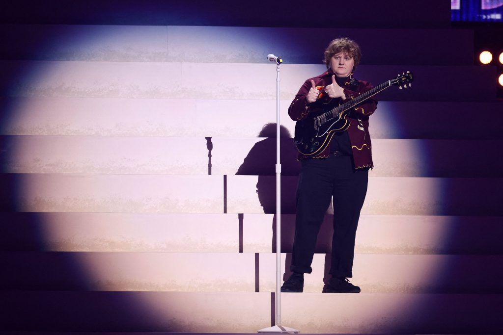 Συγκλόνισαν οι θαυμαστές του Lewis Capaldi – Τραγουδούσαν όσο πάλευε με τα συμπτώματα του συνδρόμου Τουρέτ