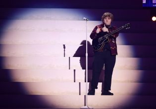 Συγκλόνισαν οι θαυμαστές του Lewis Capaldi – Τραγουδούσαν όσο πάλευε με τα συμπτώματα του συνδρόμου Τουρέτ