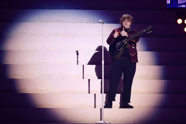 Συγκλόνισαν οι θαυμαστές του Lewis Capaldi – Τραγουδούσαν όσο πάλευε με τα συμπτώματα του συνδρόμου Τουρέτ