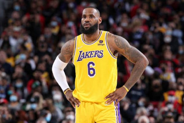 Όλος ο μπασκετικός πλανήτης υποκλίνεται στον «Βασιλιά»!