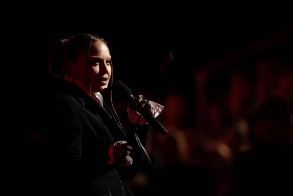 Η απάντηση της Μαντόνα στα σχόλια για τις πλαστικές – «Υποκλιθείτε σκύλες»