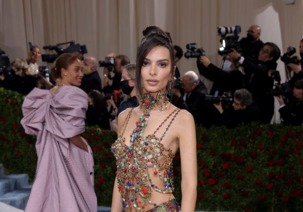 Έμιλι Ραταϊκόφσκι – Έρικ Αντρέ: Επιβεβαίωσαν τη σχέση τους με γυμνές φωτογραφίες