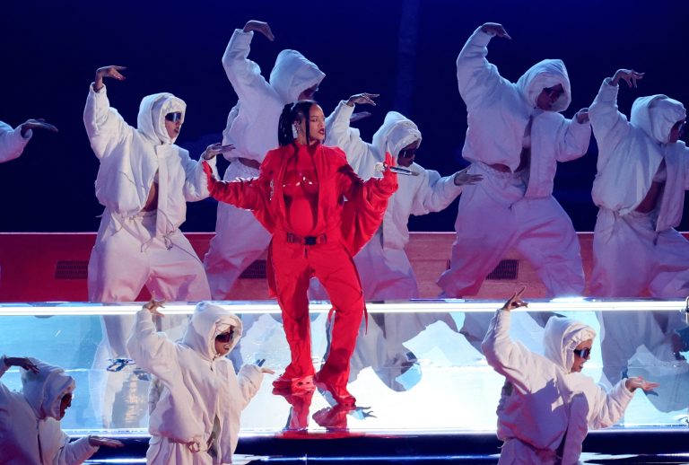 Η Ριάνα έστειλε λουλούδια στις «Rih-nana» – Η εντυπωσιακή αναπαράσταση του Super Bowl