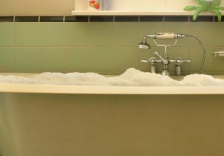 Μεγάλη Βρετανία: Πώς ένα παιχνίδι στην μπανιέρα αποδείχθηκε μοιραίο για ένα μωρό 10 μηνών